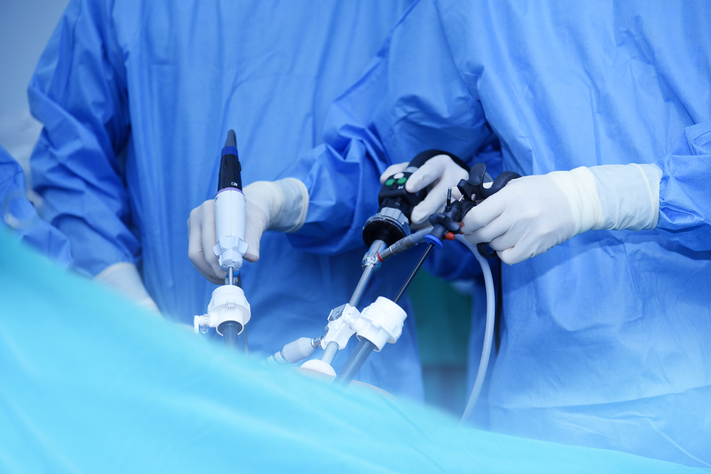 Doctors performing minimally invasive surgery