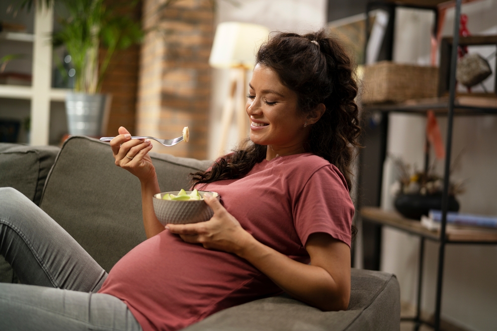 Pregnant woman eating healthy.